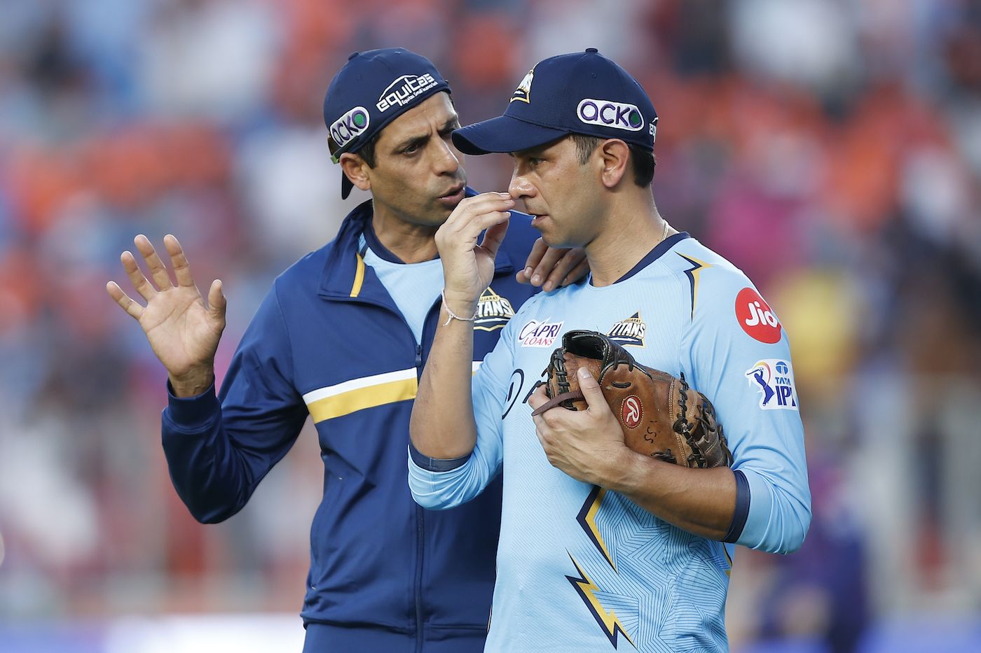 Ashish Nehra and Vikram Solanki strategise