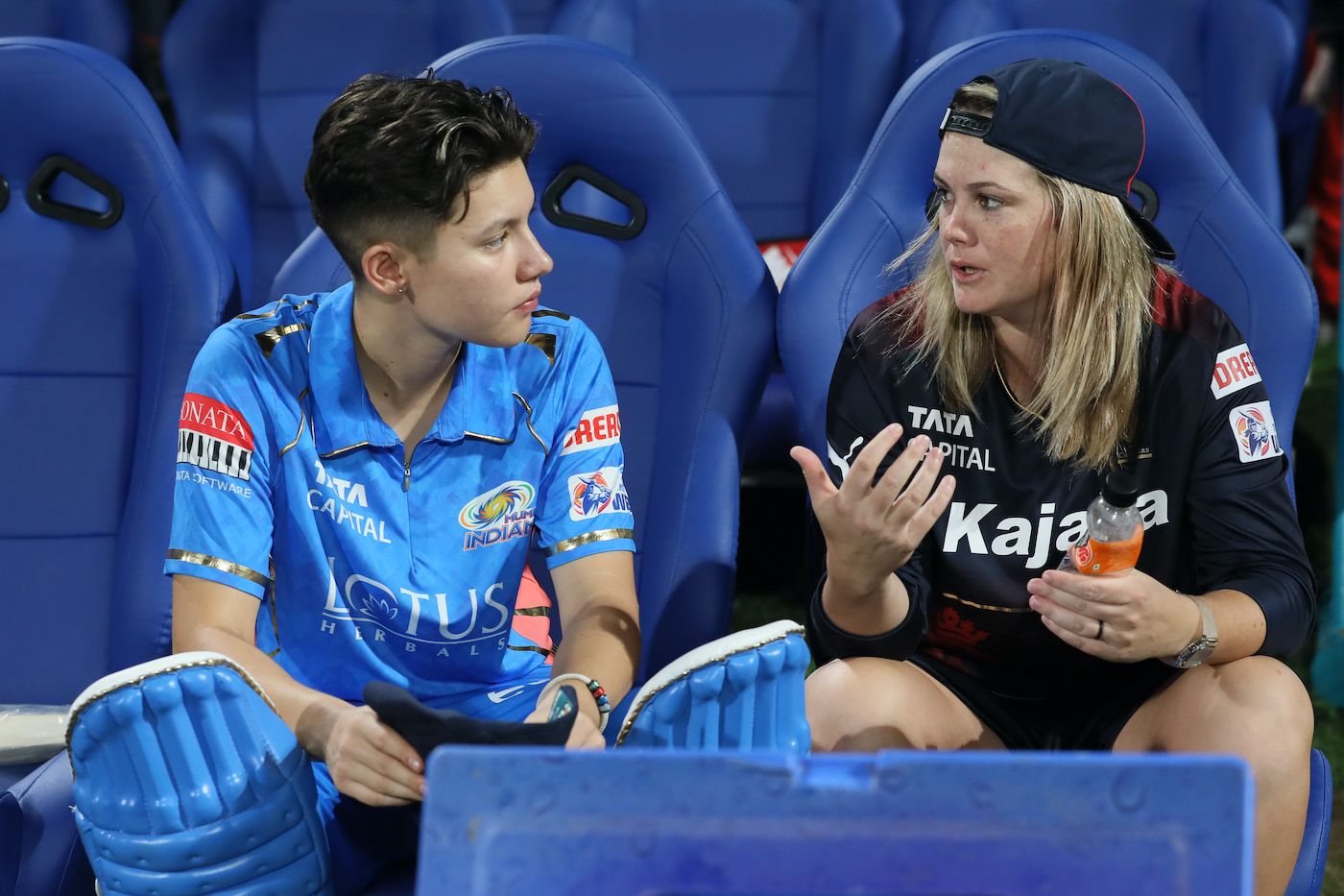 Issy Wong gets advice from Dane van Niekerk