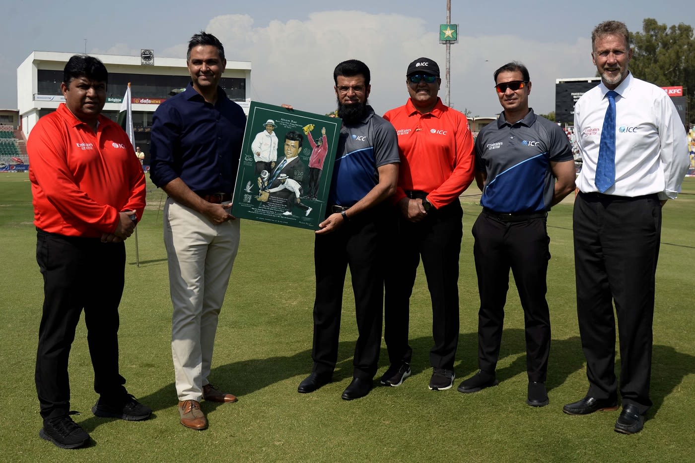 Aleem Dar is honoured by the ICC General Manager Wasim Khan on the day of his final appearance as an umpire