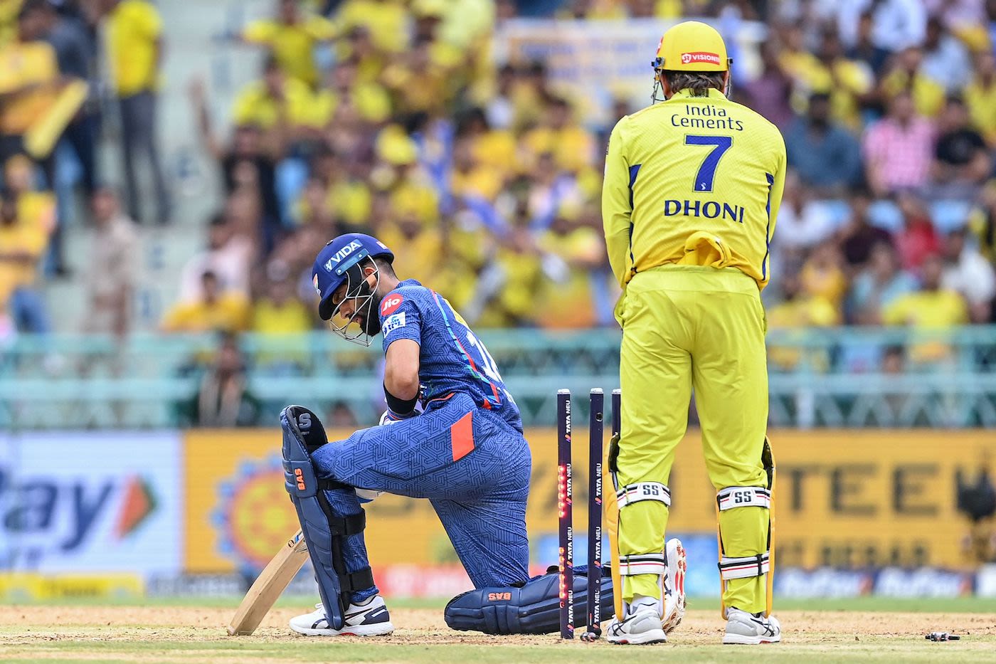 MS Dhoni watches Manan Vohra get bowled