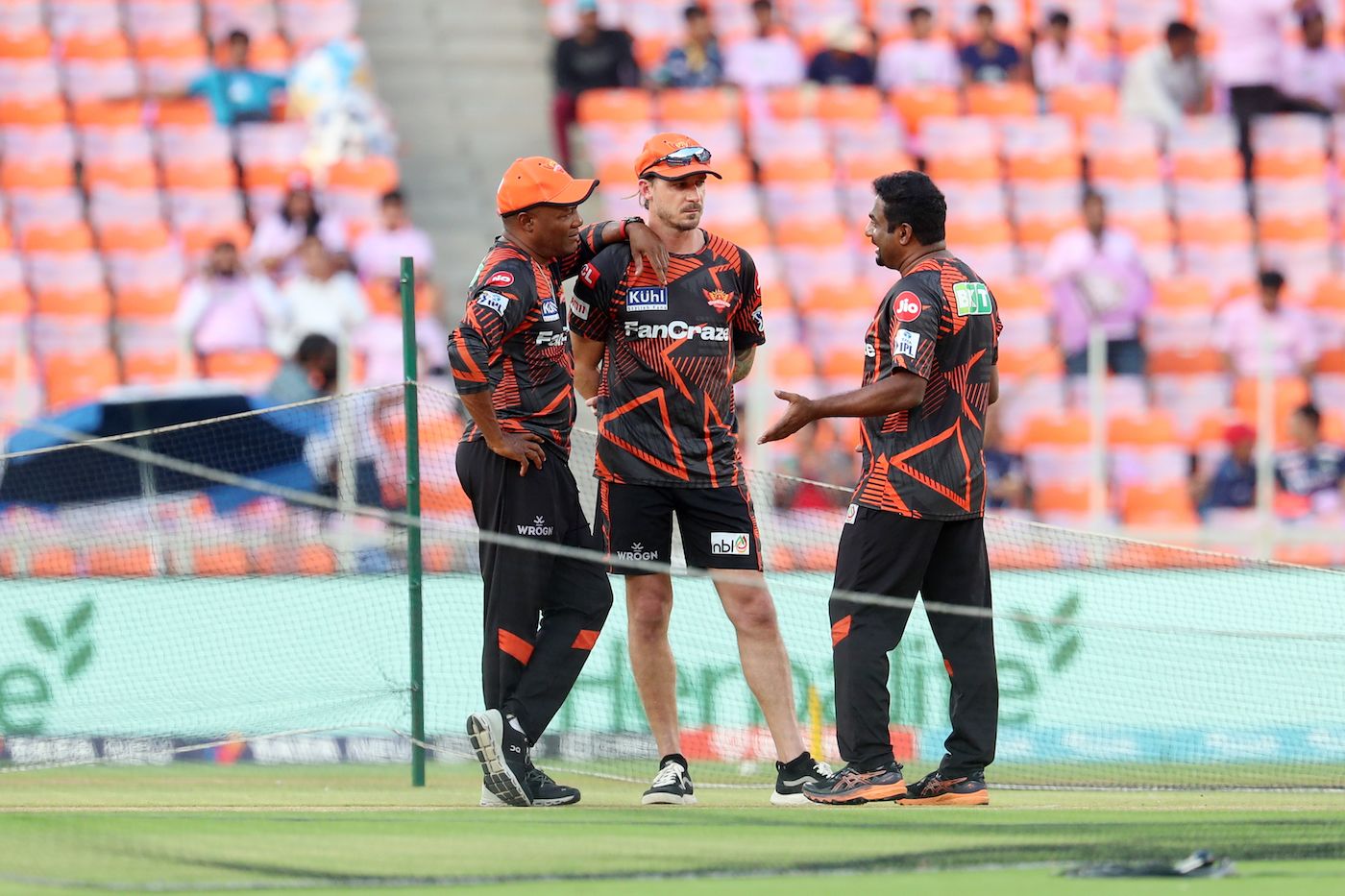 Brian Lara and Dale Steyn listen to Muthiah Muralidaran talk