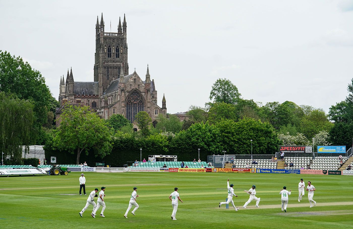 Josh Davey bagged Gareth Roderick in his first over as Leicestershire stormed back