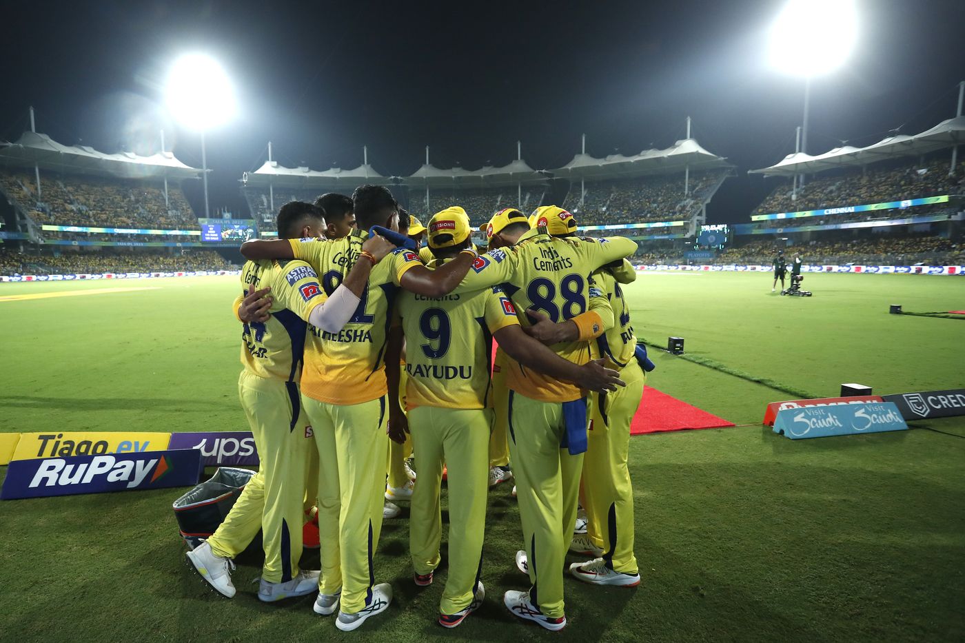 Chennai Super Kings get into a huddle ahead of their defence of 172