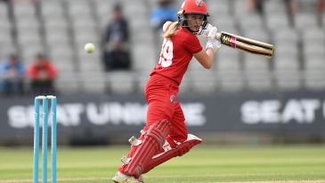 Cross, Lamb among wickets before Heap guides Thunder chase