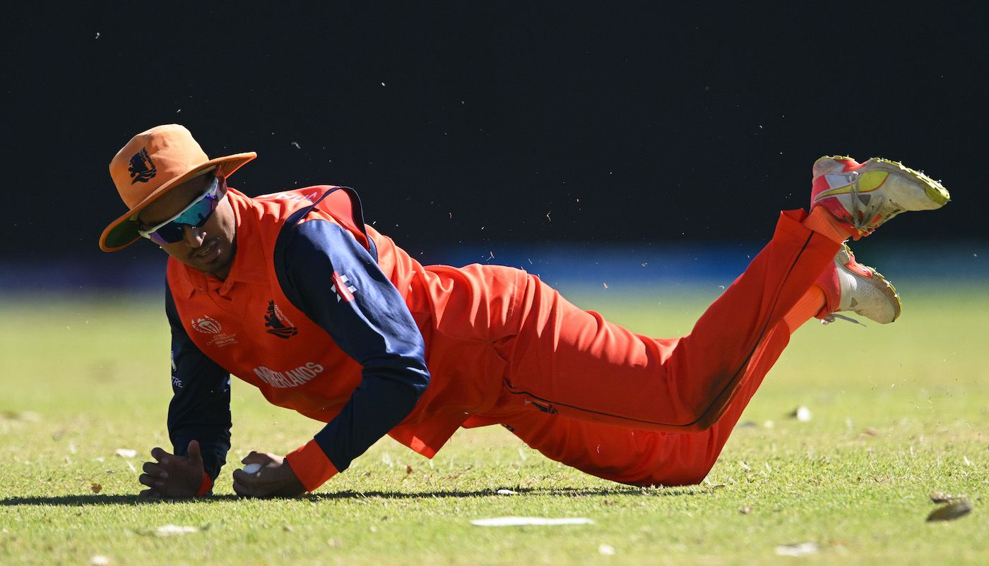 Shariz Ahmad completes a catch with fingers underneath the ball