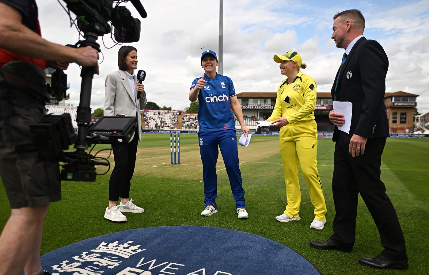 Heather Knight spun the coin, Alyssa Healy called it right