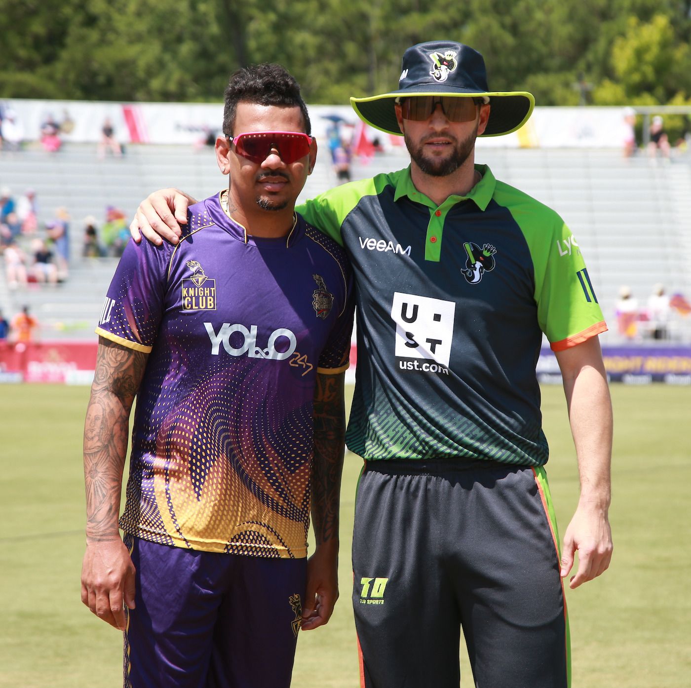 Sunil Narine and Wayne Parnell, the two captains, strike a pose after the toss