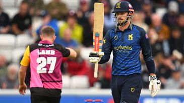 Barnard scores second straight ton as Warwickshire scramble to victory