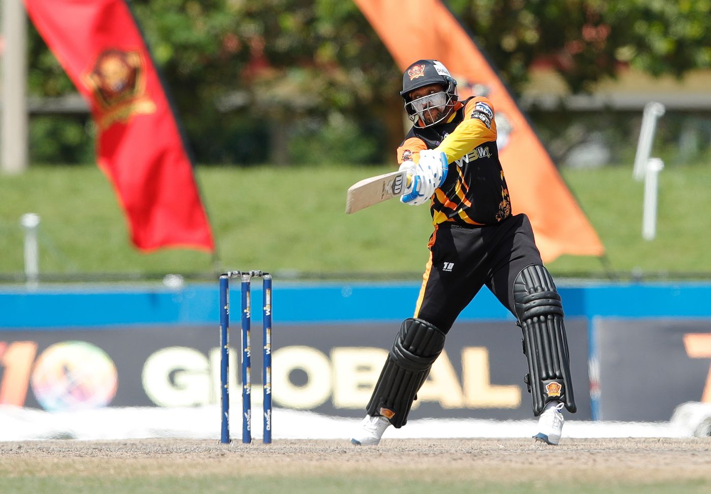 Tillakaratne Dilshan peppered the boundary ropes at the start