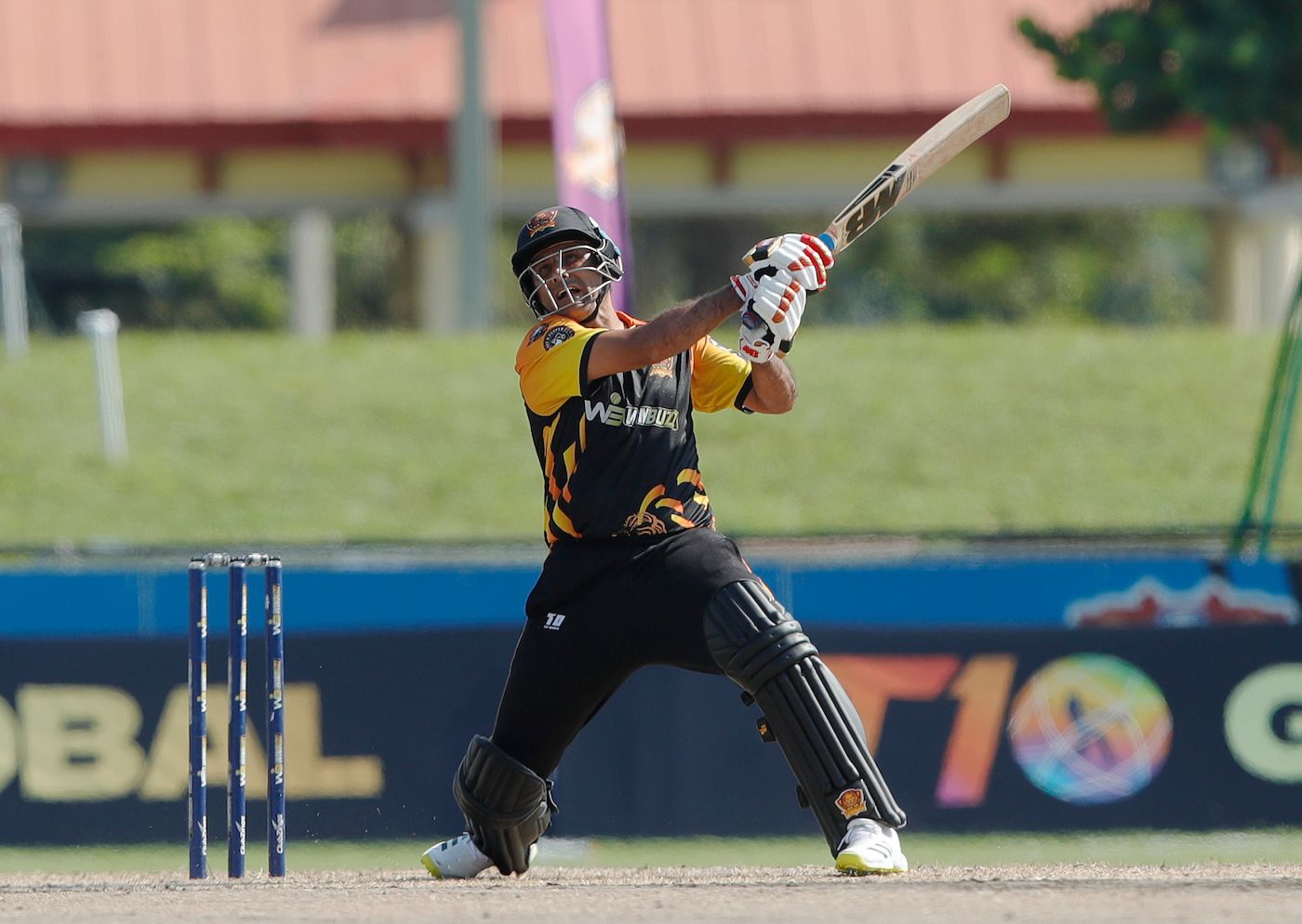 Abdul Razzaq struck a flurry of sixes in the end