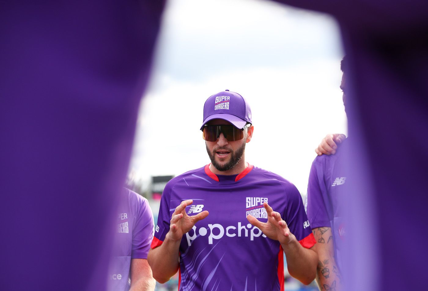 Wayne Parnell talks to his team-mates
