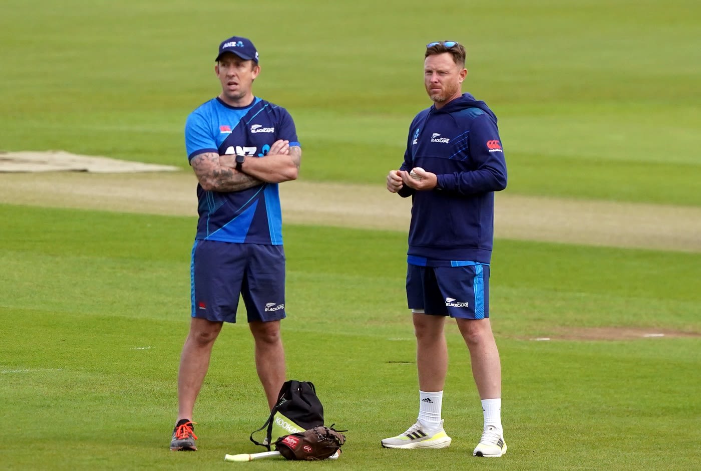 Ian Bell and Luke Ronchi oversee New Zealand's training session