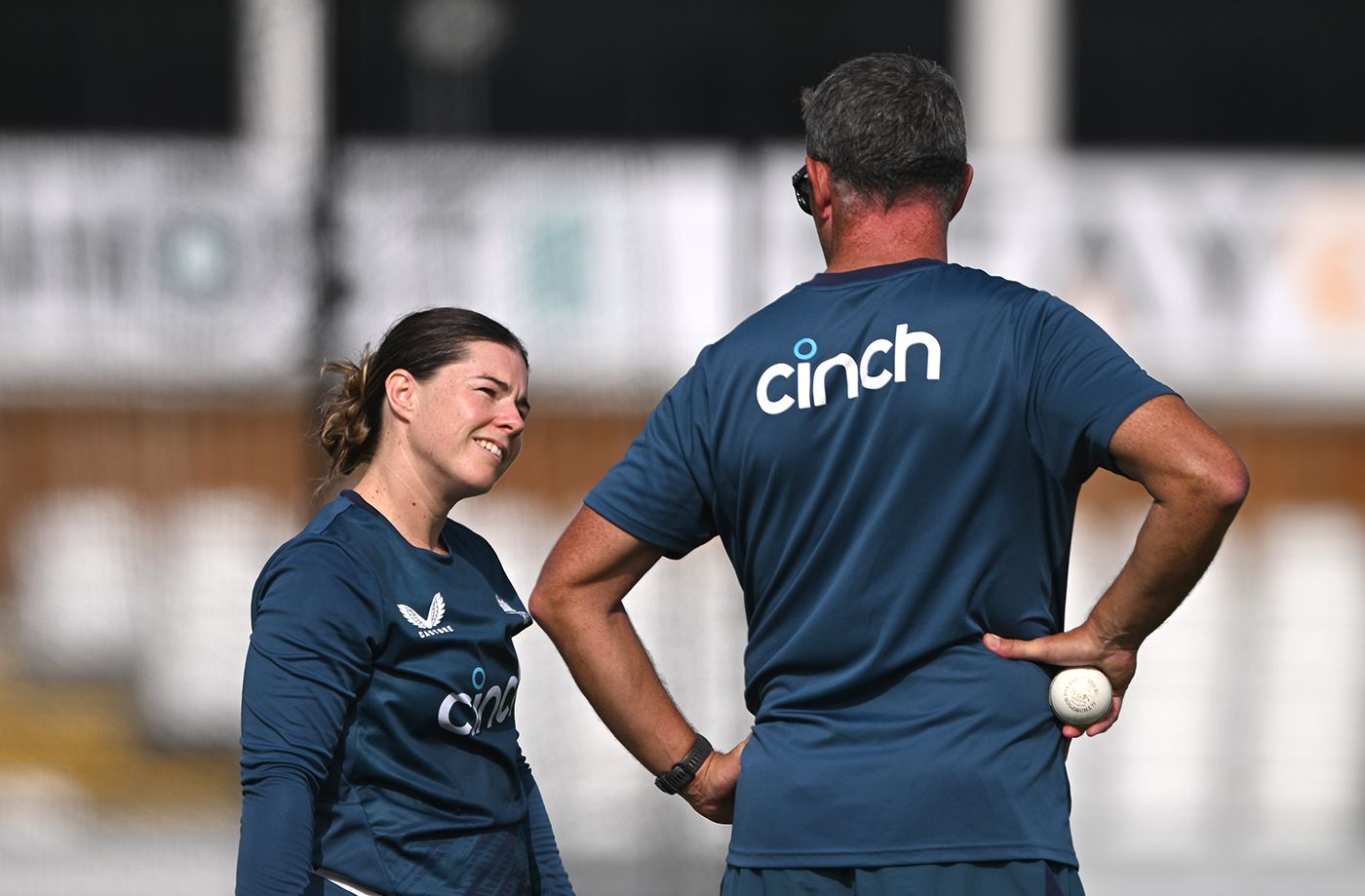 Tammy Beaumont speaks to Head Coach Jon Lewis