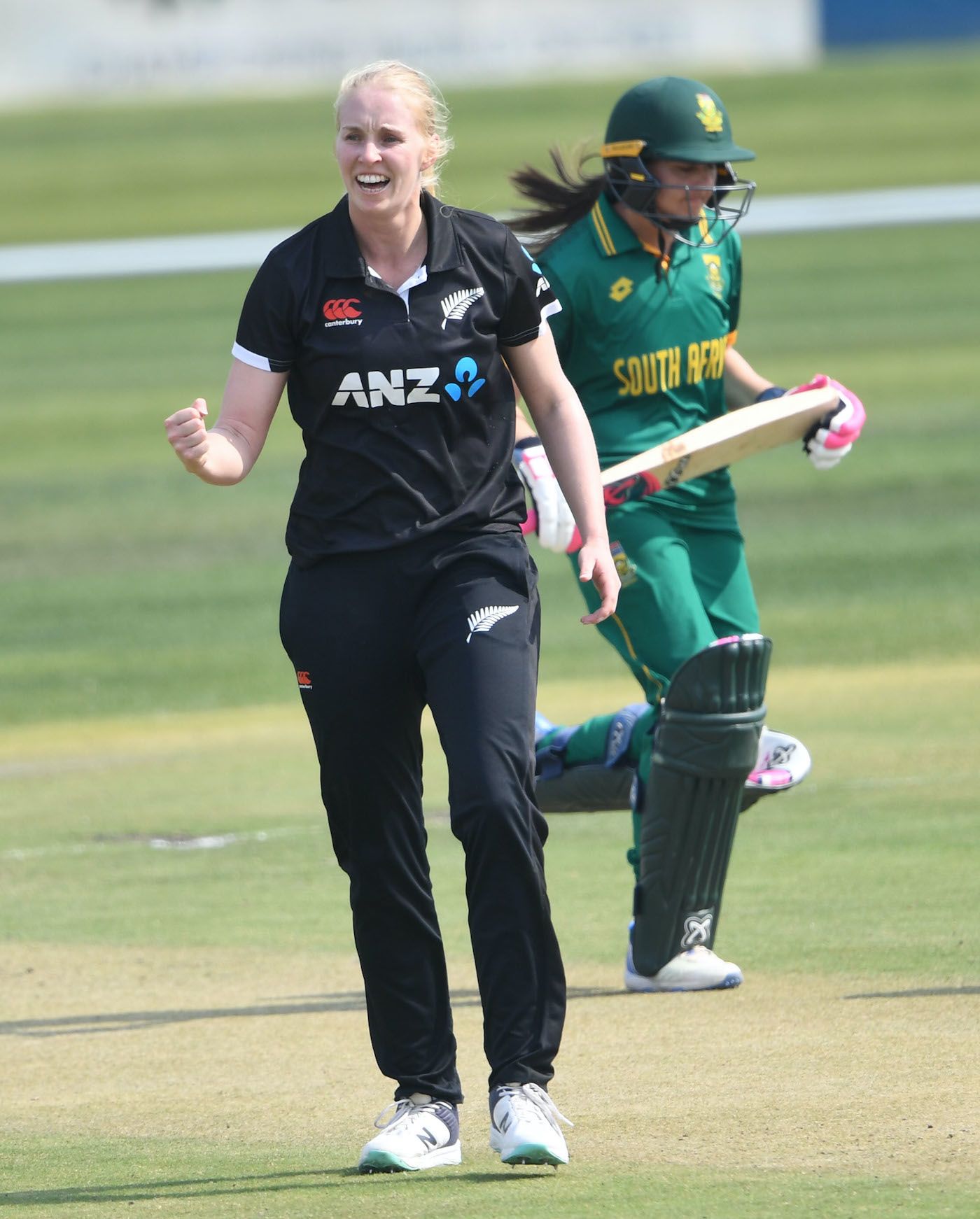 Hannah Rowe pinned Sune Luus lbw