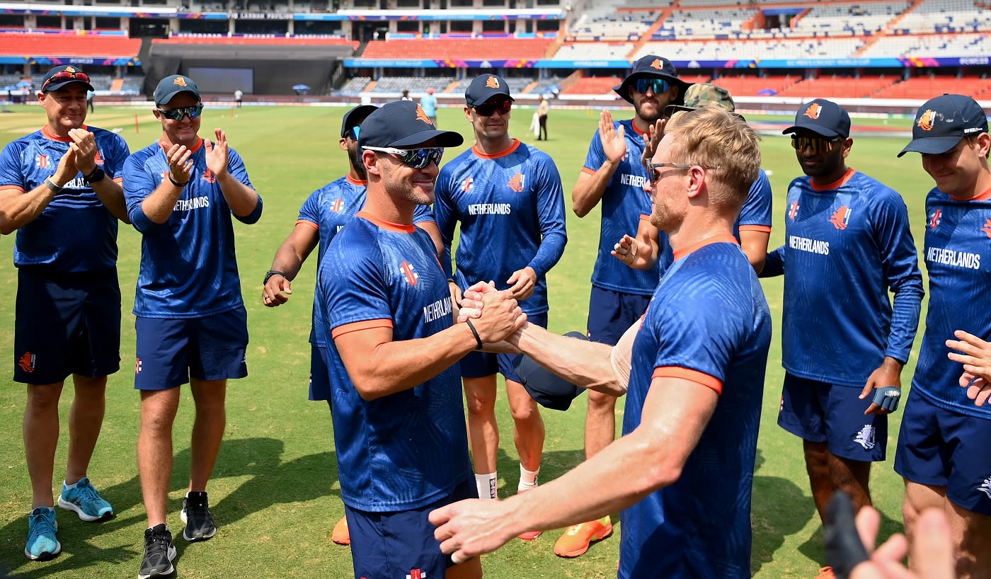 Heino Kuhn presents Sybrand Engelbrecht with his ODI cap