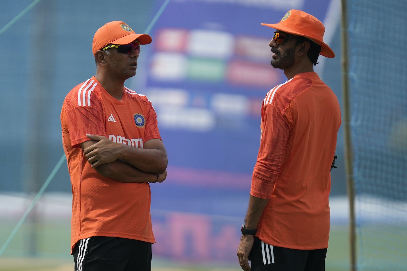India's head coach, Rahul Dravid, has a chat with batting coach, Vikram Rathour