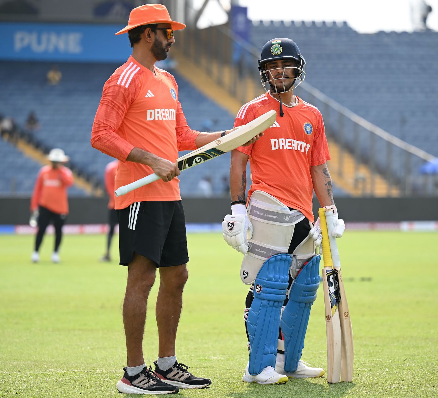 Vikram Rathour has a look at Ishan Kishan's bat
