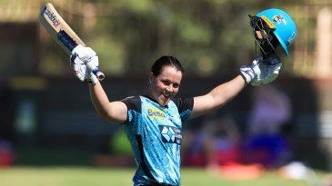 Grace Harris and her broken bat thrashes new WBBL record 136 not out