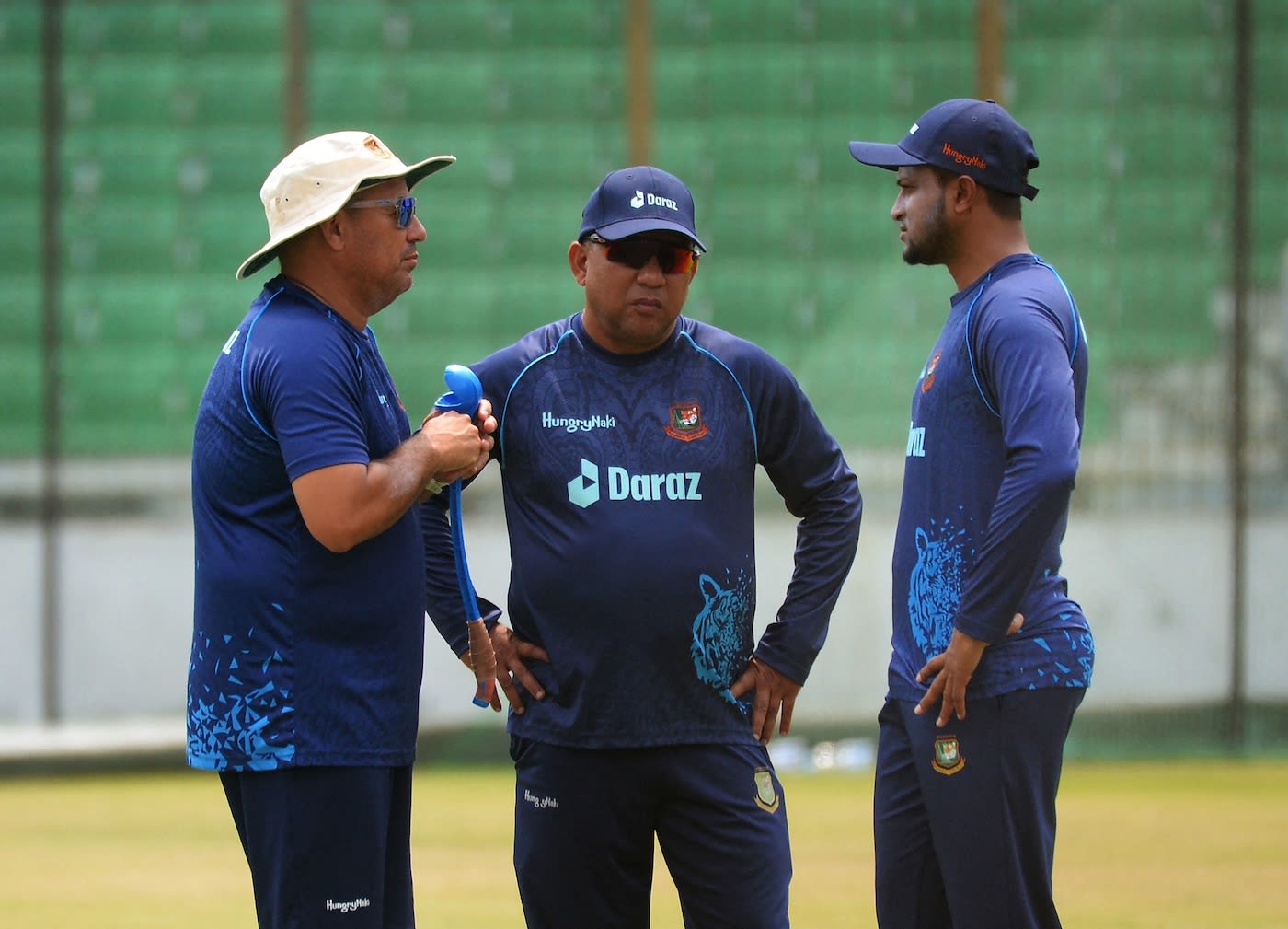 Khaled Mahmud, Russell Domingo and Shakib Al Hasan at a practice session