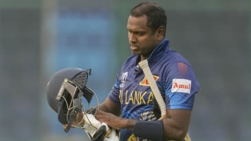 Umpires informed Mathews of timed-out threat before helmet malfunction
