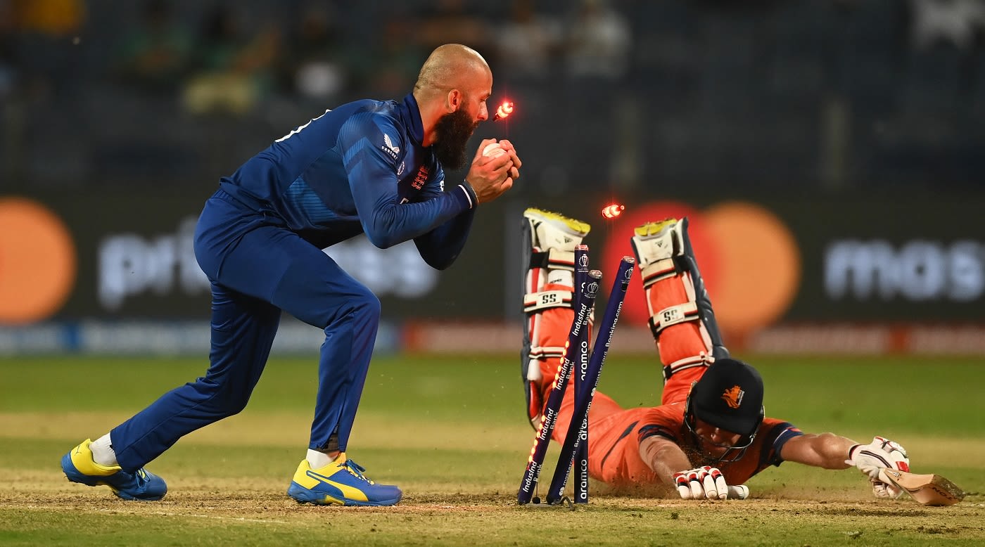 Moeen Ali attempts to run out Wesley Barresi