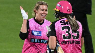 Carmichael cameo gives Sydney Sixers last-ball WBBL win