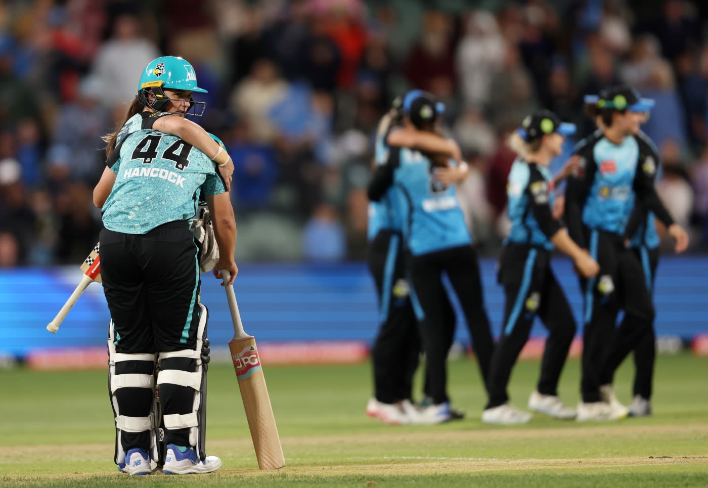 Amelia Kerr consoles Nicola Hancock as Adelaide Strikers celebrate