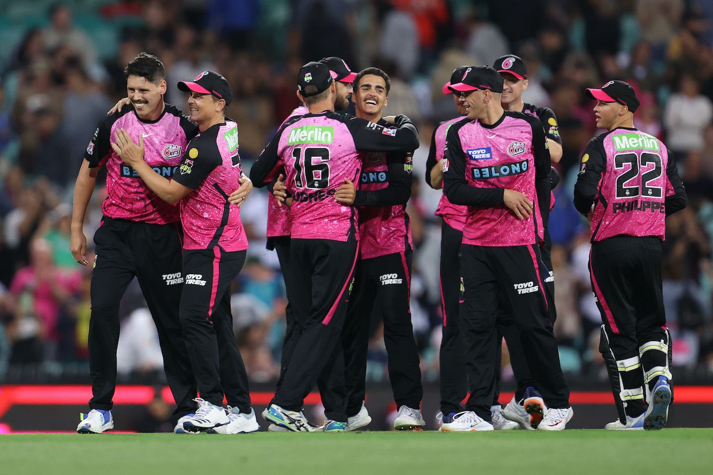Ben Dwarshuis defended 18 runs off the final over to hand Sydney Sixers a one-run win