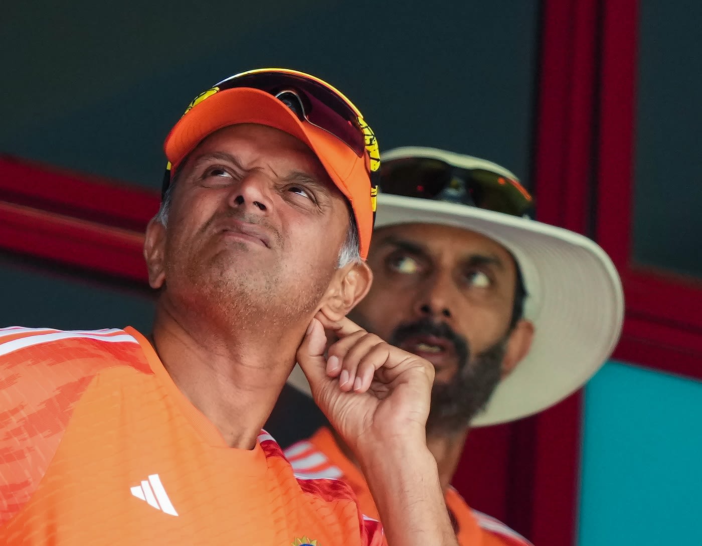 Rahul Dravid and Vikram Rathour look on
