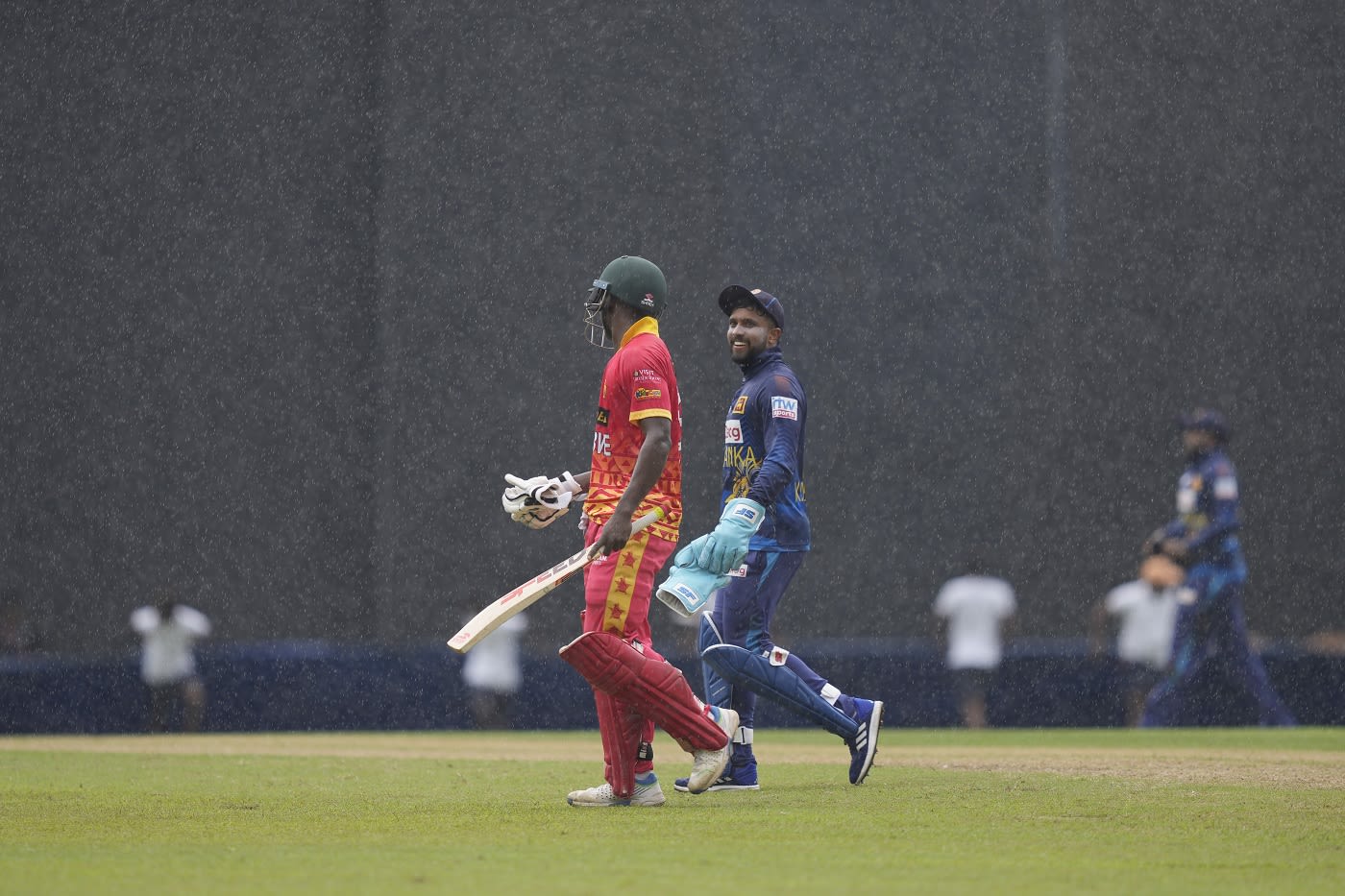 Takudzwanashe Kaitano and Kusal Mendis chat while walking off due to rain