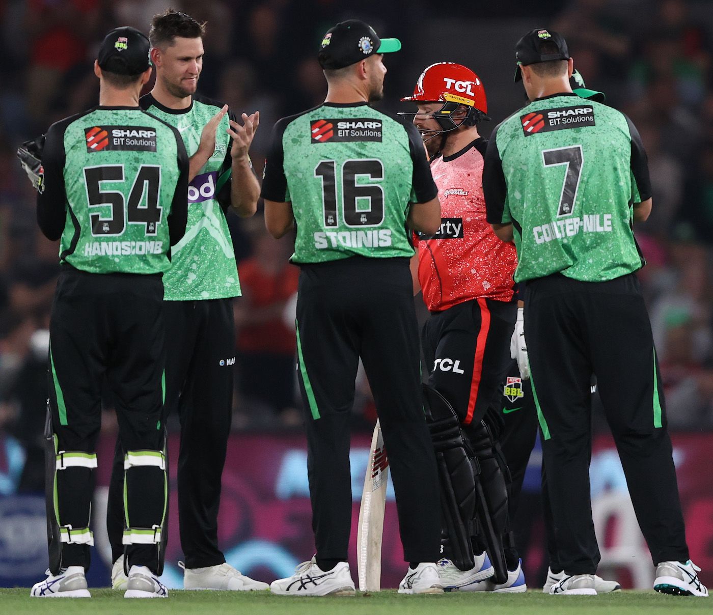 The Stars players applaud as Aaron Finch walks off the pitch one final time