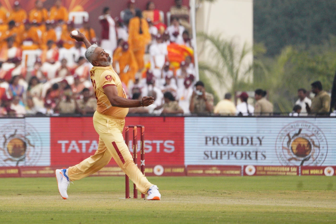 Chaminda Vaas bowls