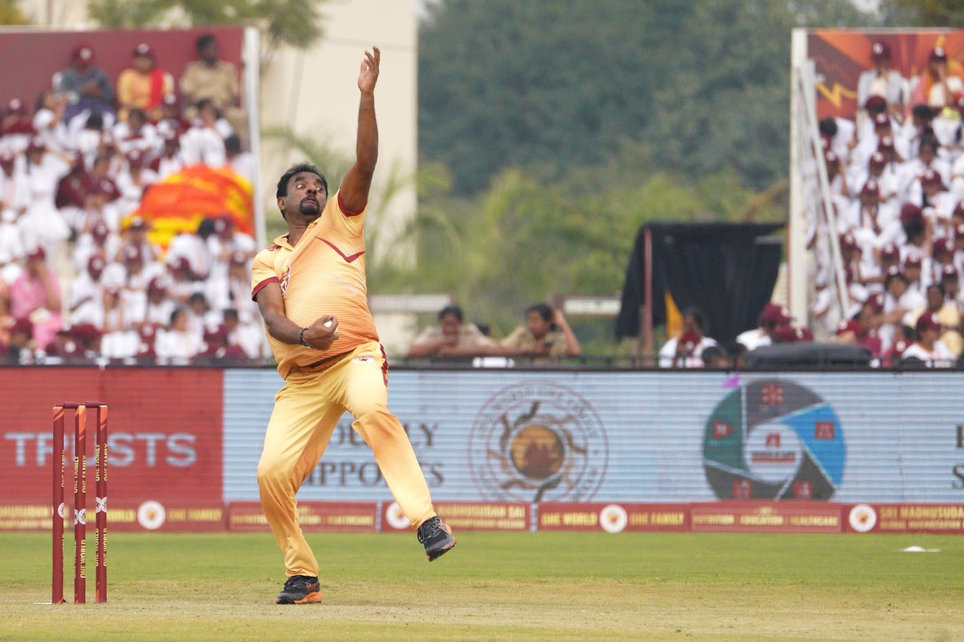 Muthiah Muralidaran bowls