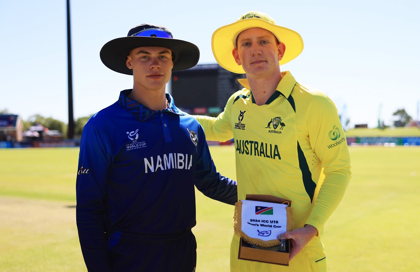 The two captains Alexander Busing-Volschenk and Hugh Weibgen at the toss