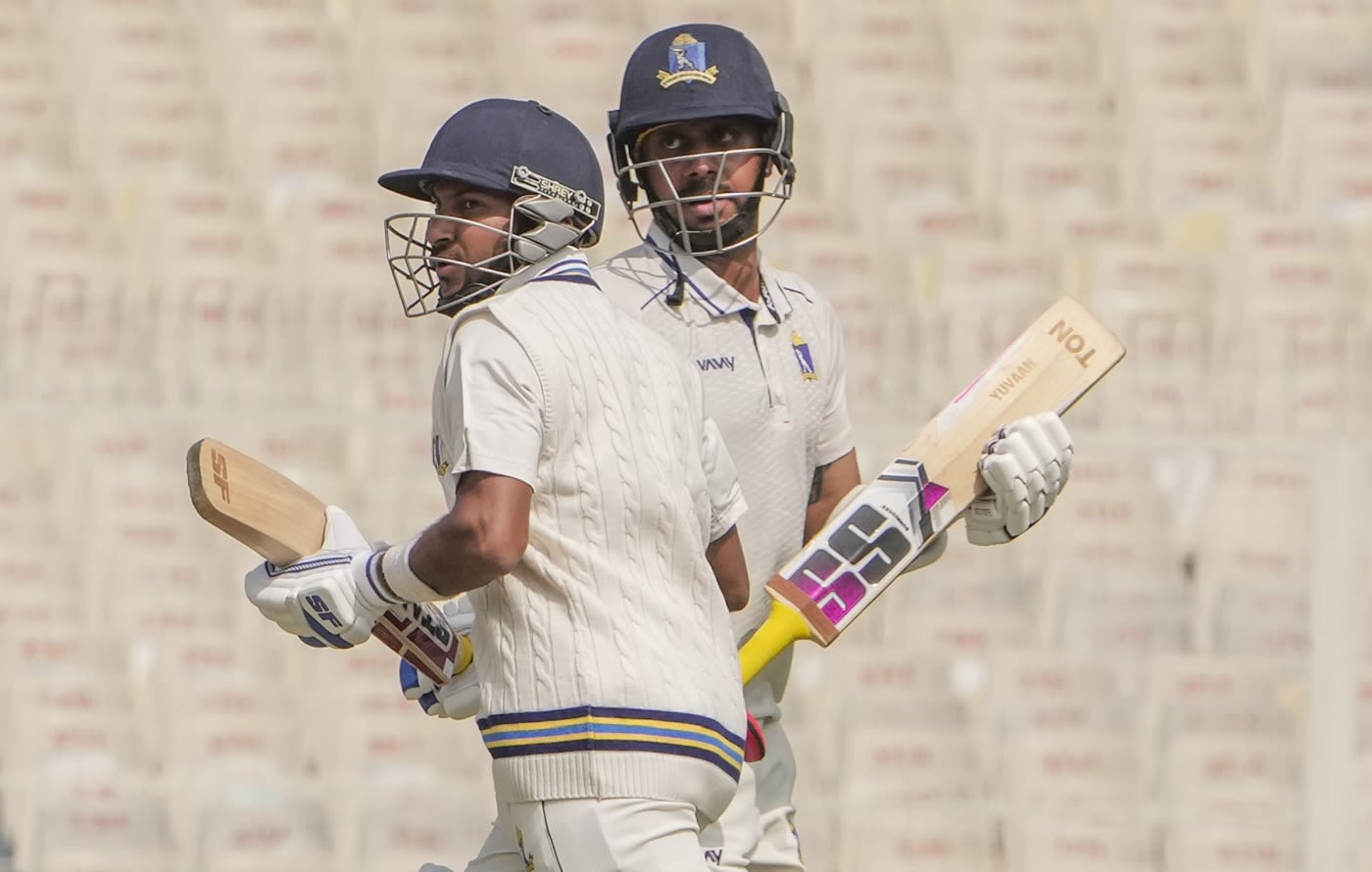 Anustup Majumdar and Manoj Tiwary run between the wickets