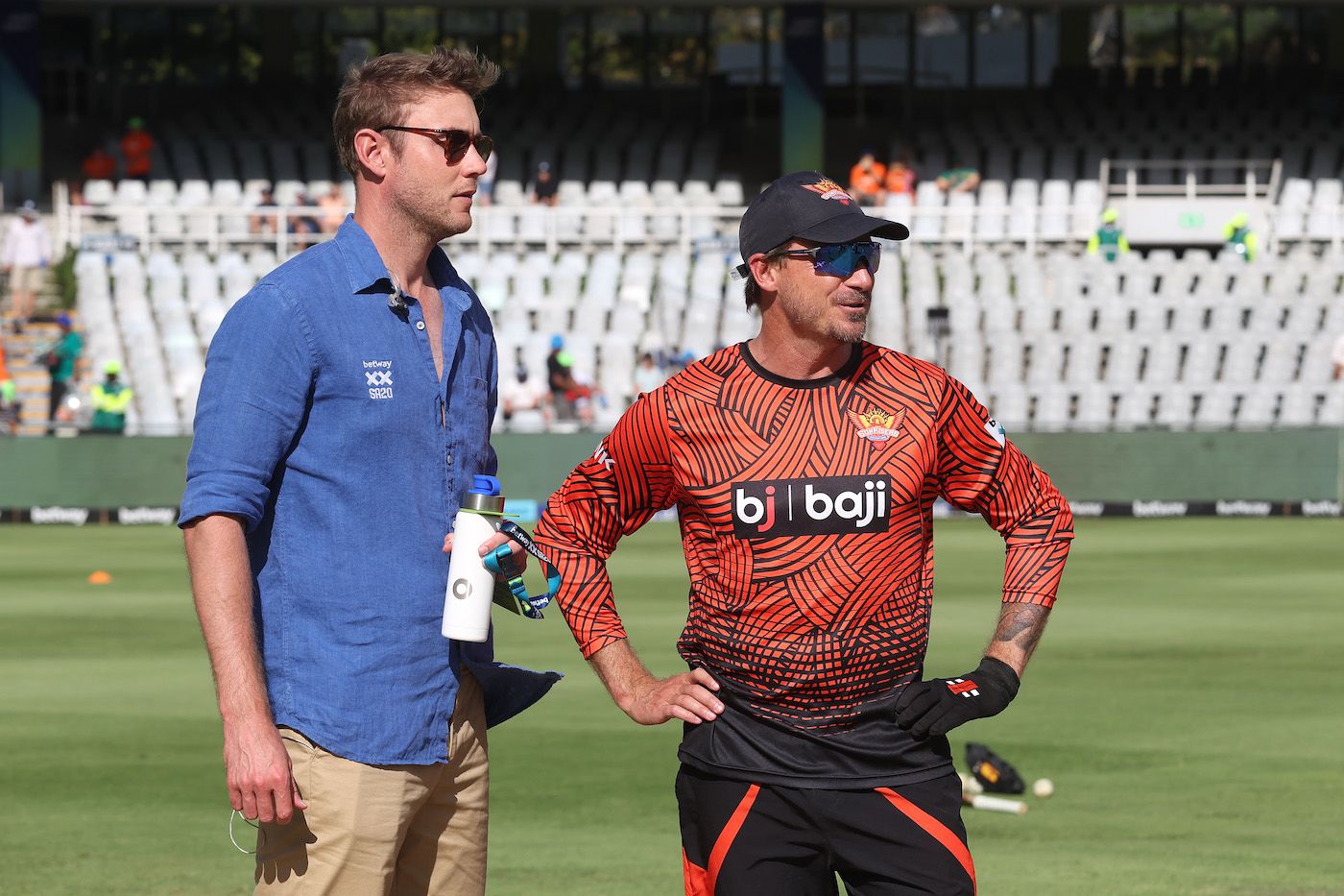 Stuart Broad and Dale Steyn have a chat at the SA20