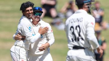 De Swardt leads South Africa fightback after Rachin's three-for