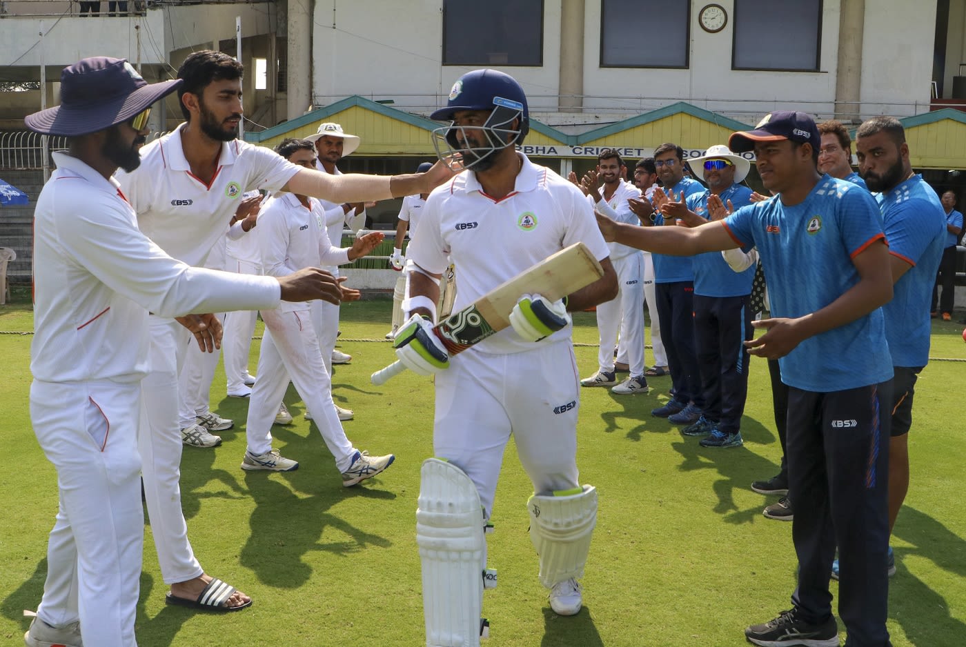 Faiz Fazal receives a guard of honour in his last Ranji Trophy match