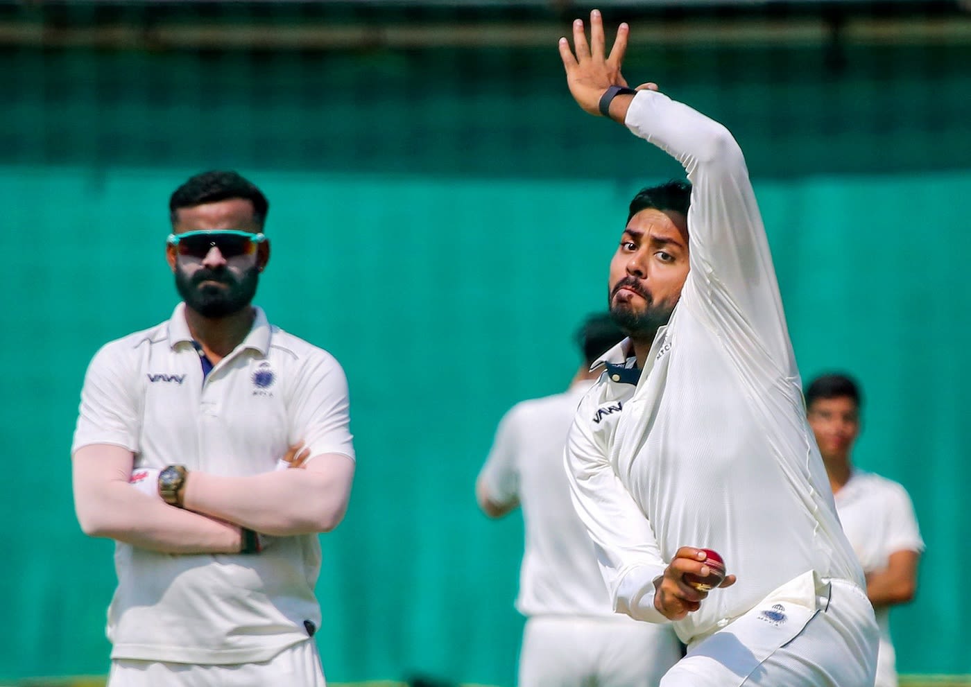 Kulwant Khejroliya watches Avesh Khan bowl ahead of MP's semi-final clash against Vidarbha