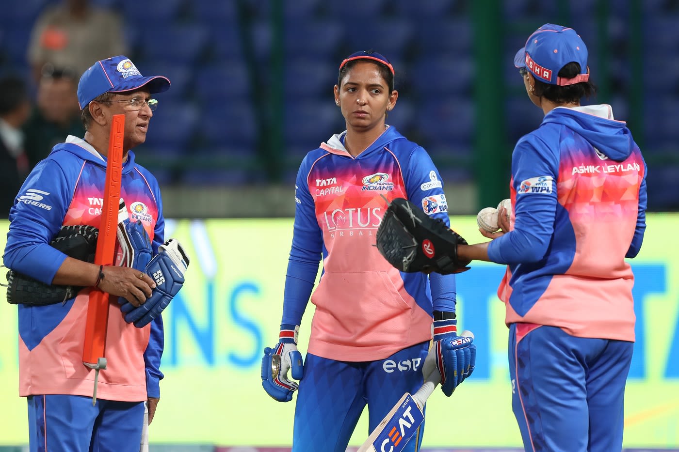 Kiran More, Harmanpreet Kaur, Devika Palshikar chat before the match