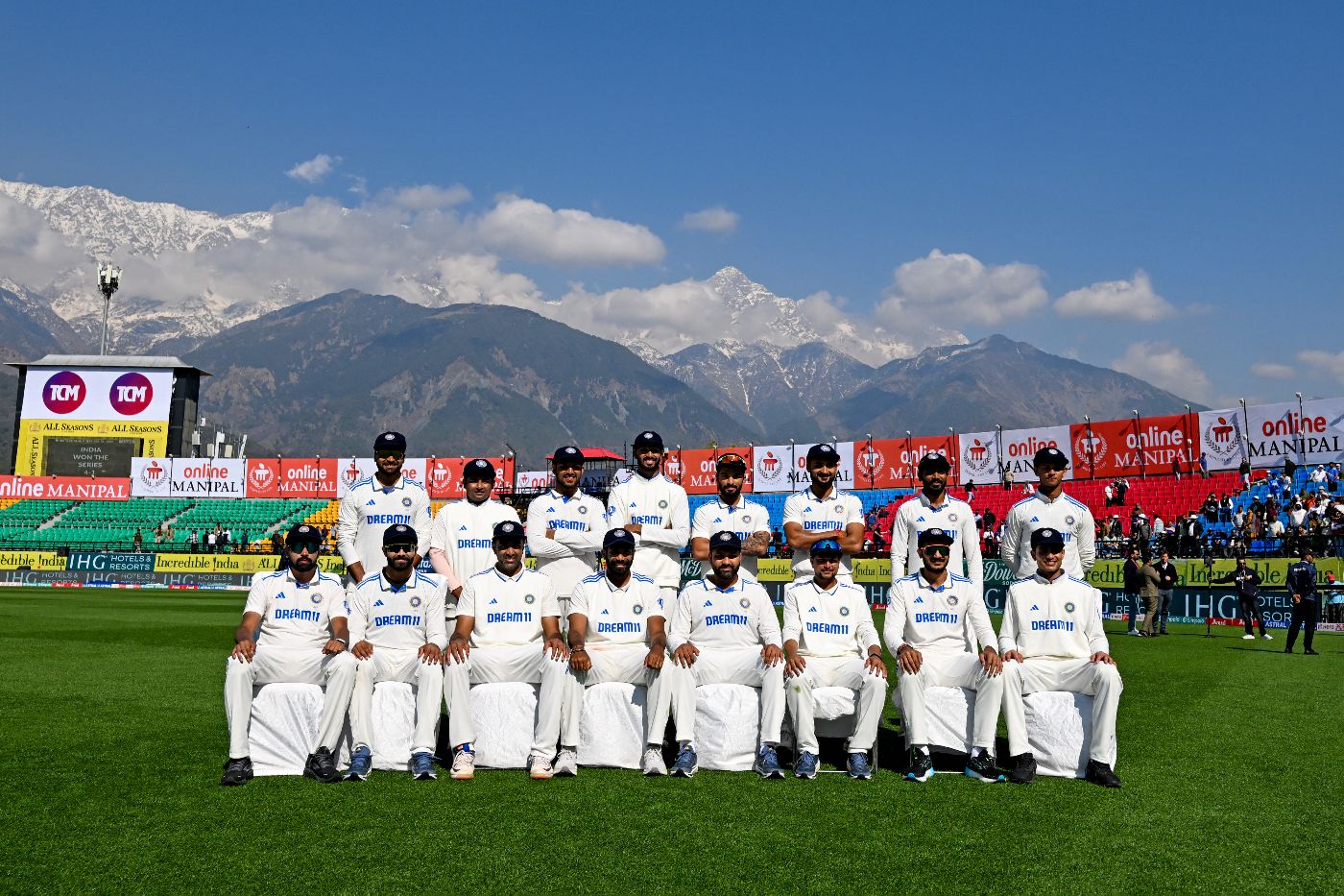 The Indian team pauses for a photo after beating England 4-1