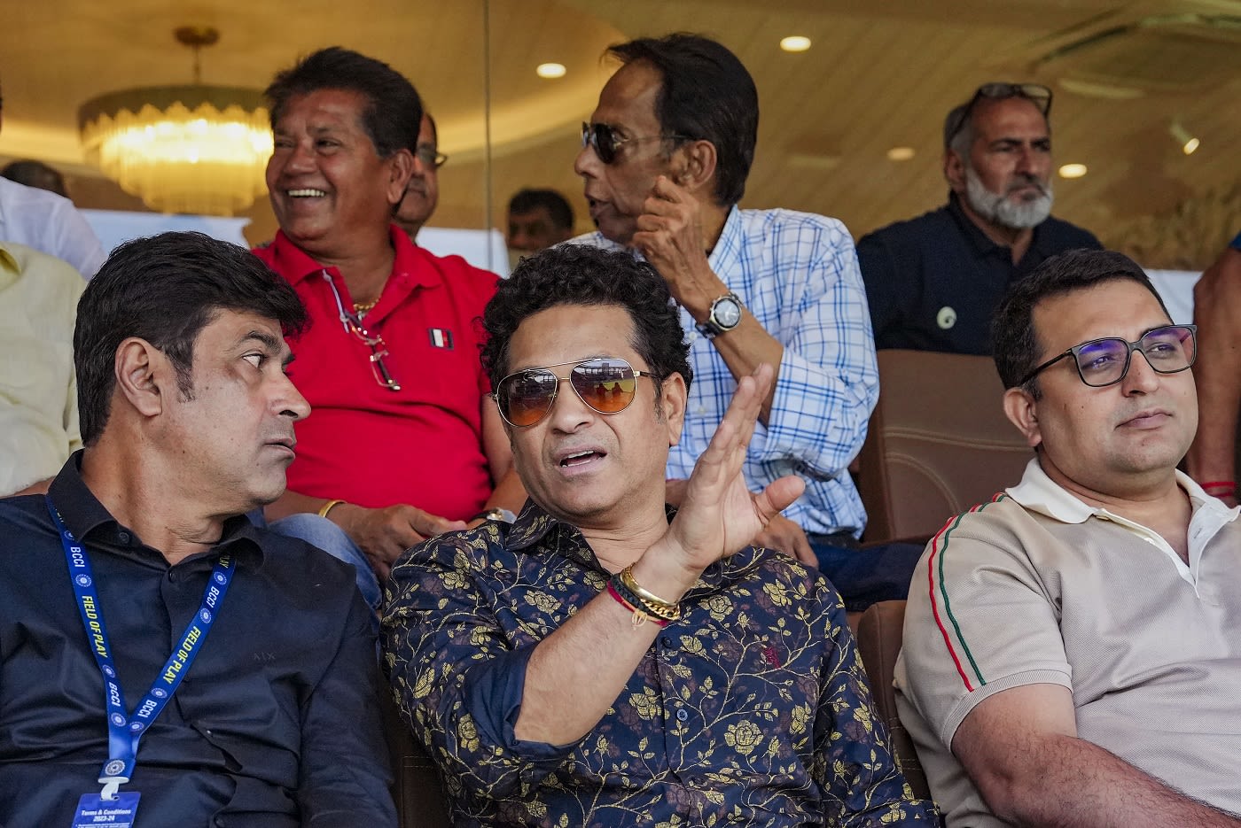 Sachin Tendulkar watches the Ranji final along with Subroto Banerjee, Chandrakant Pandit and Milind Rege