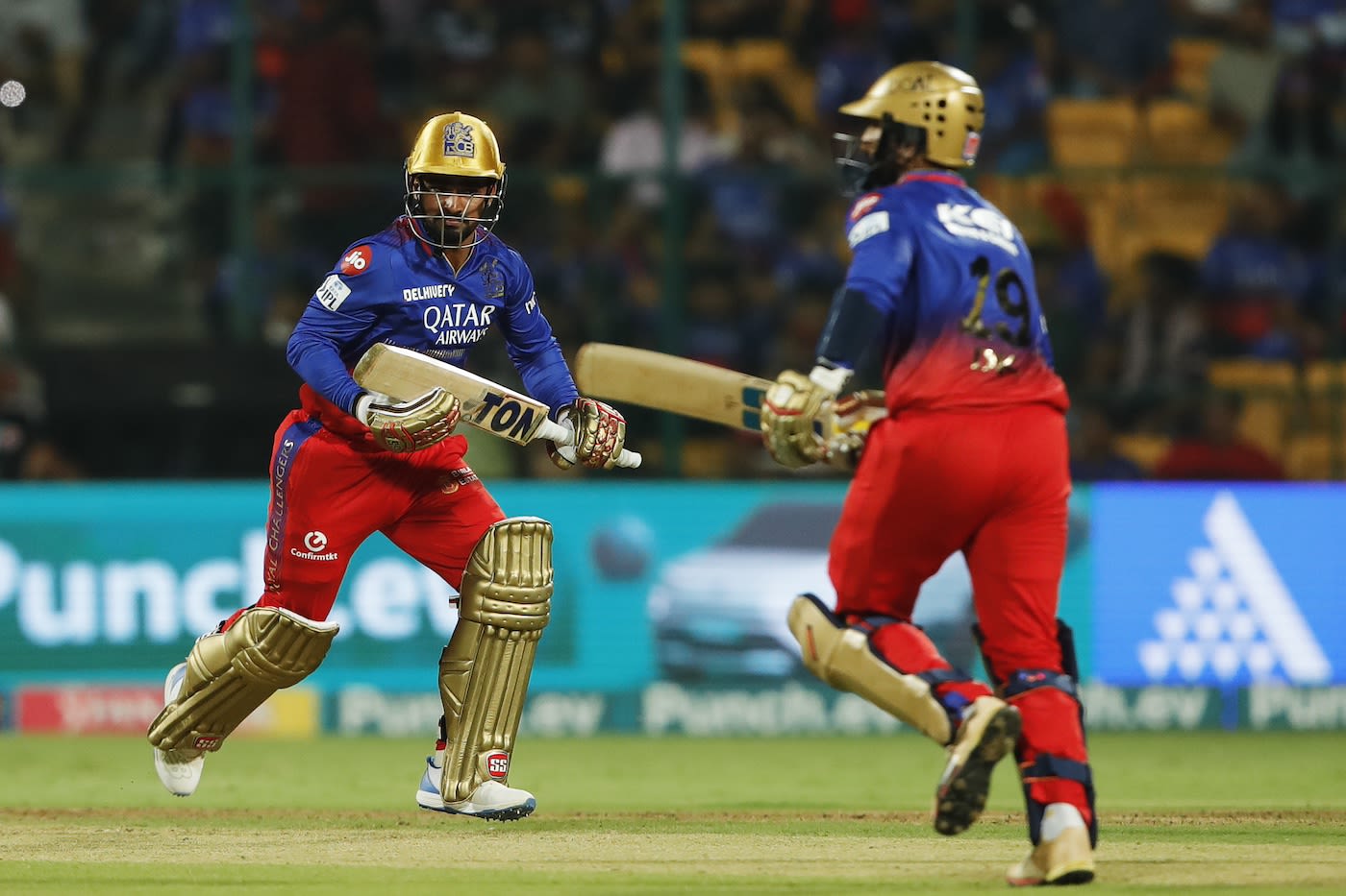 After Virat Kohli's fall, RCB's hopes rested on Mahipal Lomror and Dinesh Karthik