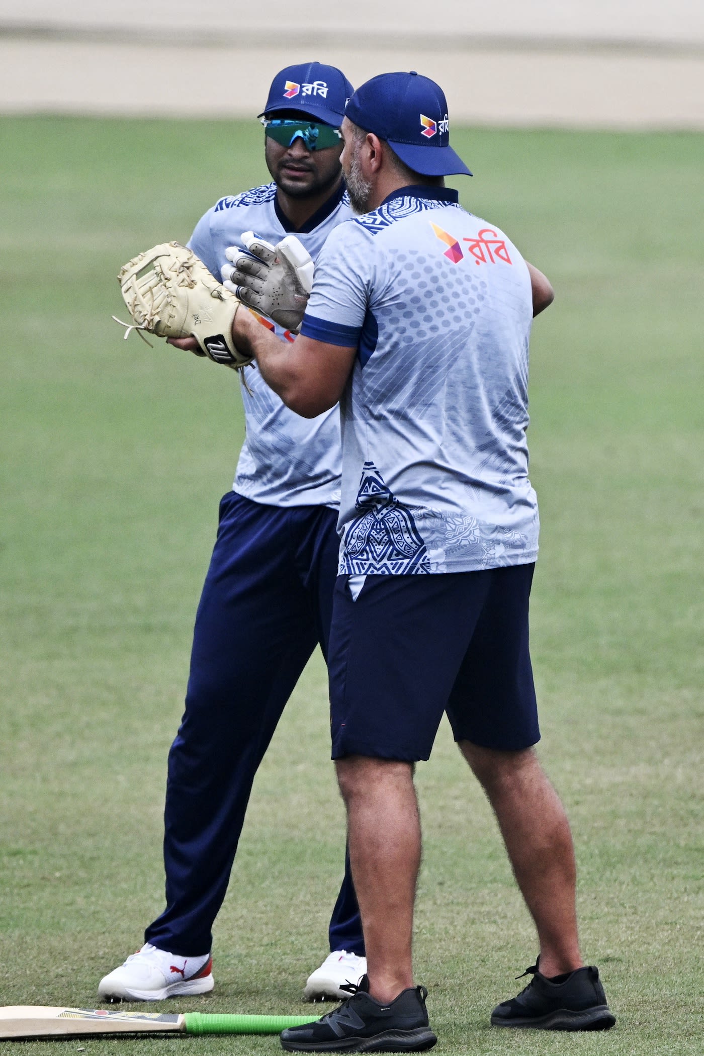 Nic Pothas discusses plans with Shakib Al Hasan
