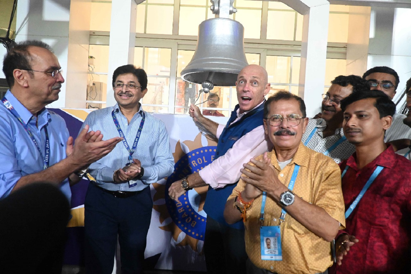 Danny Morrison rings the ball at Eden Gardens