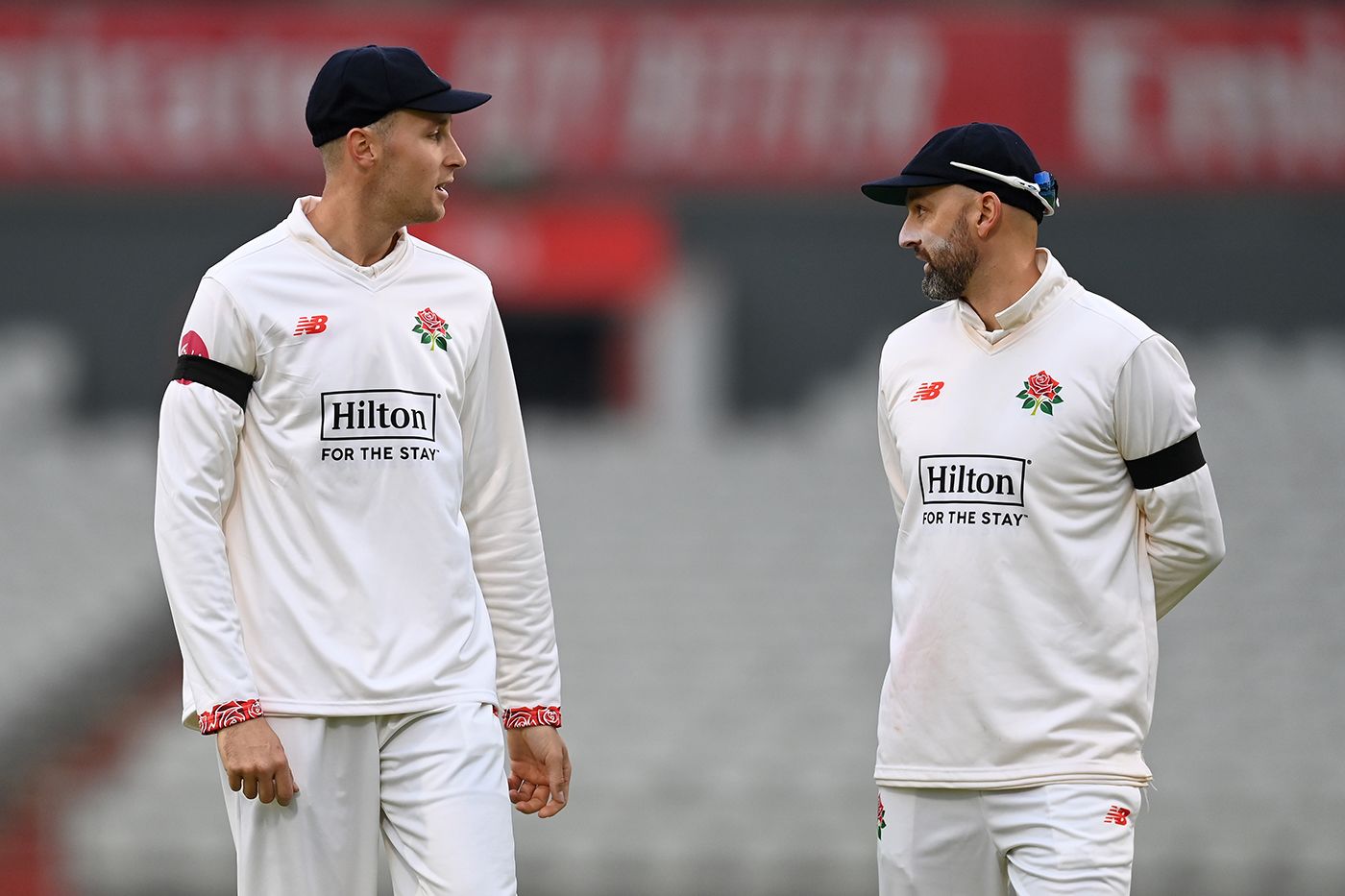 Tom Hartley and Nathan Lyon have a chat in the field