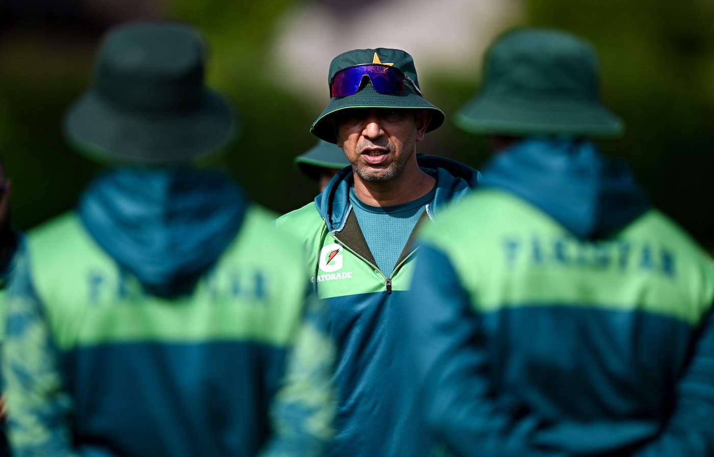 Pakistan coach Azhar Mahmood speaks to his players