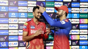 What is the narrowest margin by which players have won the IPL orange and purple caps?