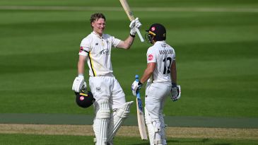 Hammond propels Gloucestershire with century