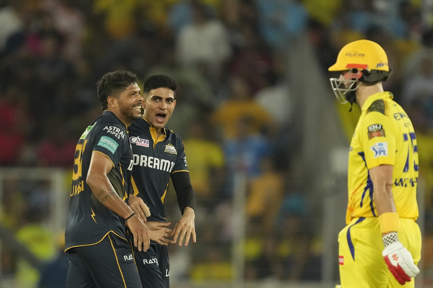 Shubman Gill and Umesh Yadav celebrate the third dismissal
